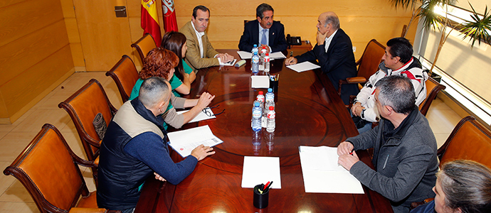 Revilla se compromete a hacer gestiones para tratar de evitar el desahucio inminente de una familia