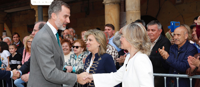 El Rey de Espaa visita el Consistorio de Aguilar de Campoo y la fbrica de Gulln