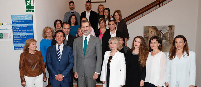 El Rey de Espaa visita el Consistorio de Aguilar de Campoo y la fbrica de Gulln