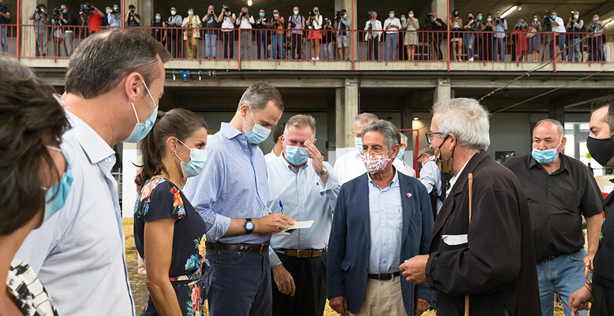 Los Reyes destacan la relevancia del sector primario durante la pandemia en su visita a Cantabria