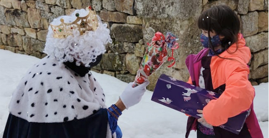 Los Reyes Magos llevan regalos a todos los nios de Valderredible en sus pueblos