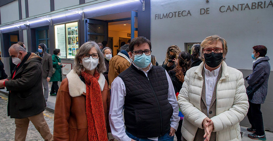 Richard Zubelzu present en la Filmoteca de Cantabria el documental 'Desmontando armarios'