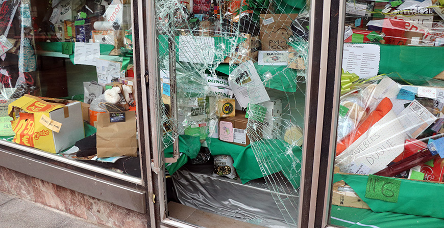 Roban la cesta solidaria a favor de la Asociacin Espaola Contra el Cncer en la que han colaborado ms de 200 comercios de Reinosa 