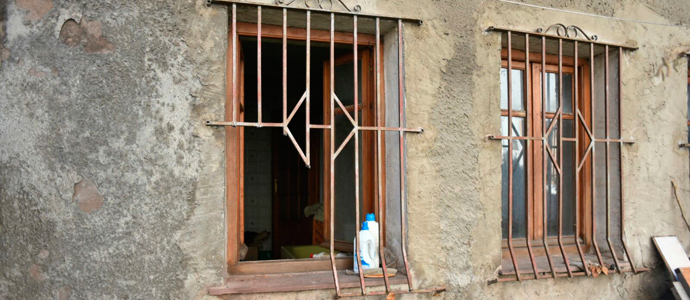 Roban en un estanco de Reinosa a travs de un butrn