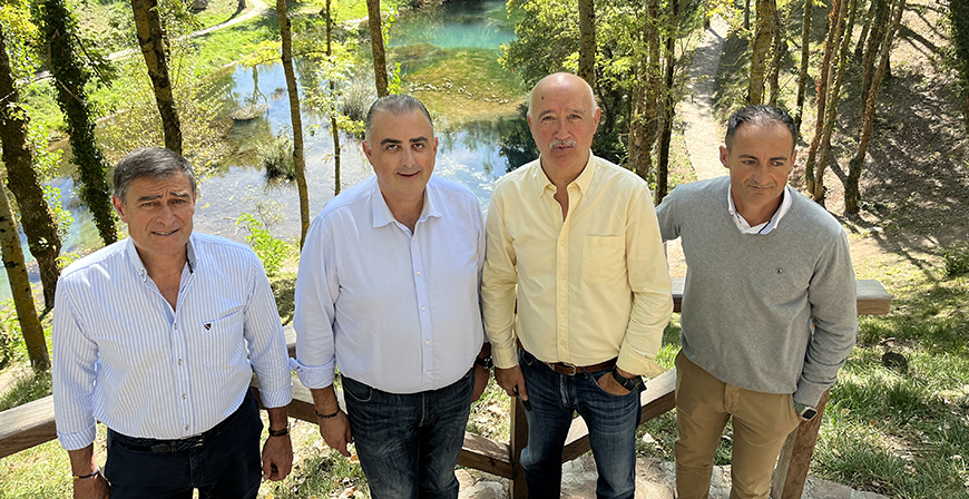 Roberto Media visita las obras de mantenimiento y mejora del Nacimiento del Ebro en Fontibre
