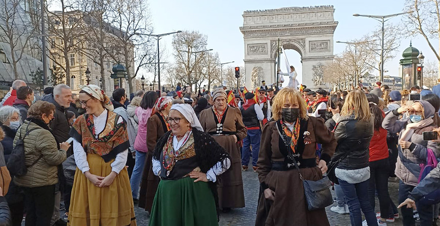 La Ronda La Esperanza represent a Espaa en el desfile de la Trashumancia por los Campos Elseos de Pars