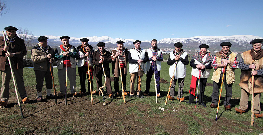 La Ronda Julibriga entona las marzas en Retortillo
