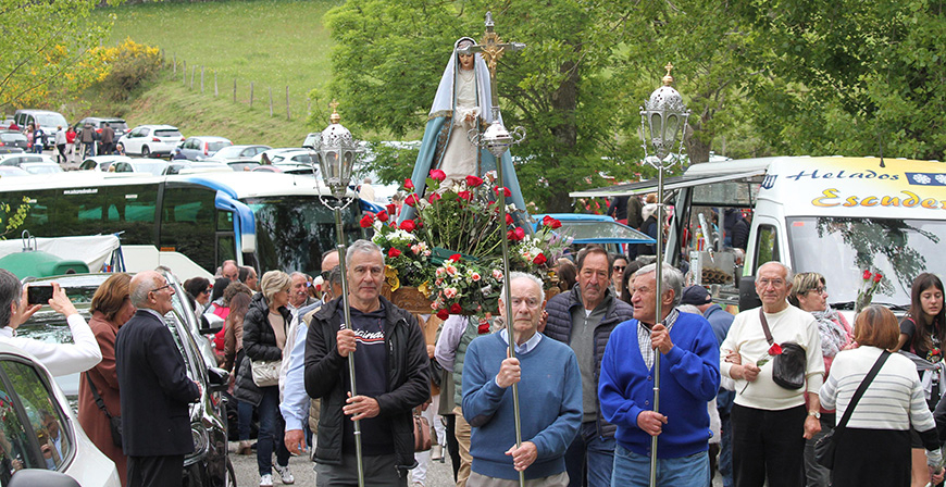 Rosas en honor a la Virgen de Montesclaros