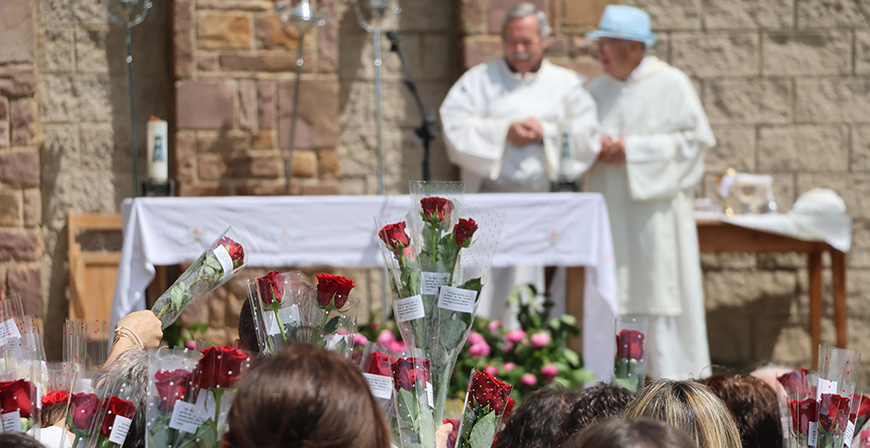 Rosas en honor a la Virgen de Montesclaros