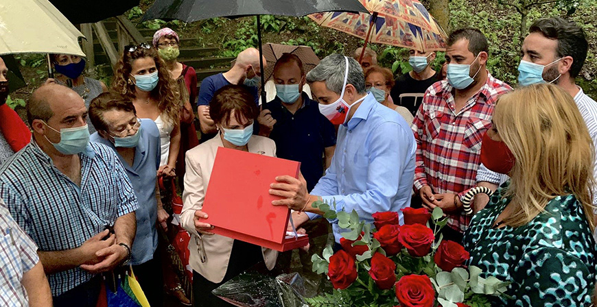 Rosas rojas en el nacimiento del Ebro para honrar a Jos Luis Macho 