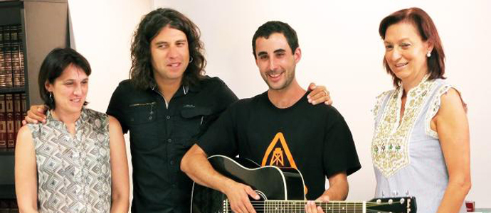 Rulo entrega su guitarra solidaria