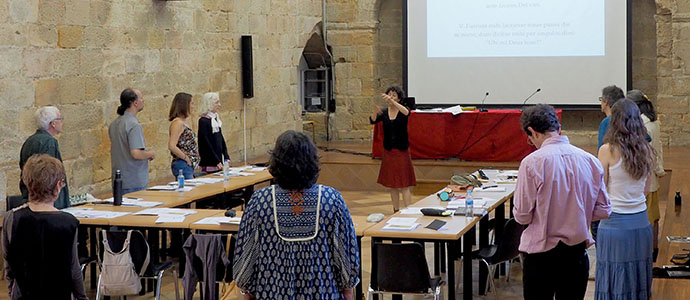 Una treintena de personas se adentra en la caligrafa y la msica medieval con la Fundacin Santa Mara la Real