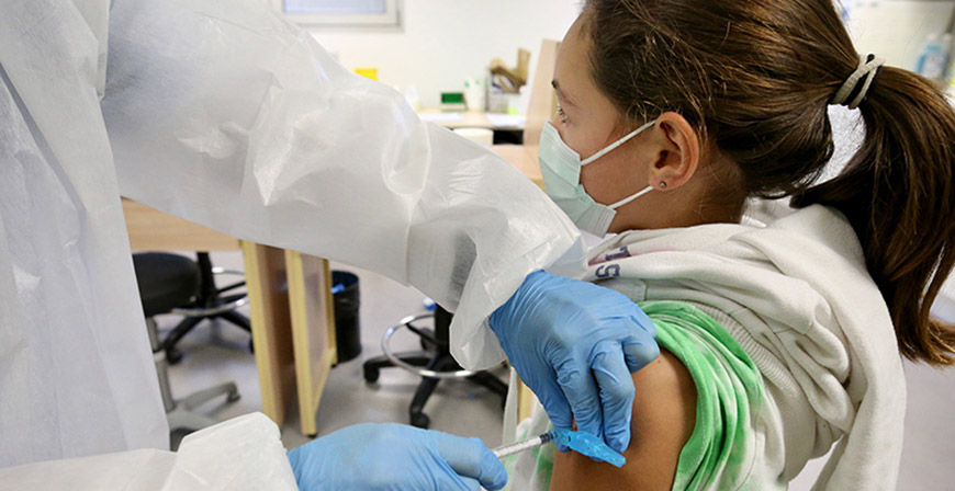 Salud y Educacin lanzan una campaa para fomentar la vacunacin contra la gripe en menores de cinco aos de 212 centros educativos