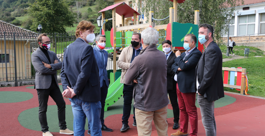 San Miguel de Aguayo estrena la reforma de su parque infantil