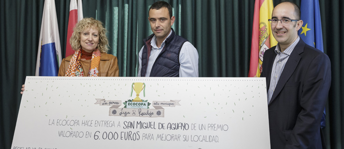 Aguayo recibe el premio de la Liga de Reciclaje entre Municipios 'Ecocopa' 