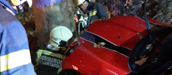 Un santanderino resulta herido leve al chocar su vehculo contra un rbol en la CA-363 a la altura de Lamadrid