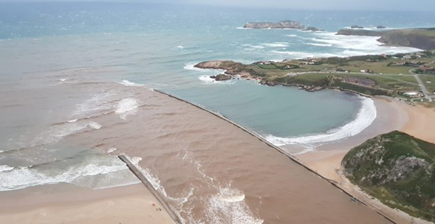 Se busca a un hombre cado al agua en la costa de Suances