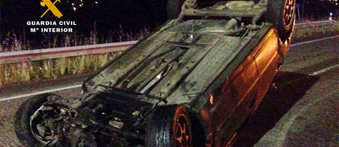 Se da a la fuga, sufre un accidente, da positivo en alcoholemia y no tena carn
