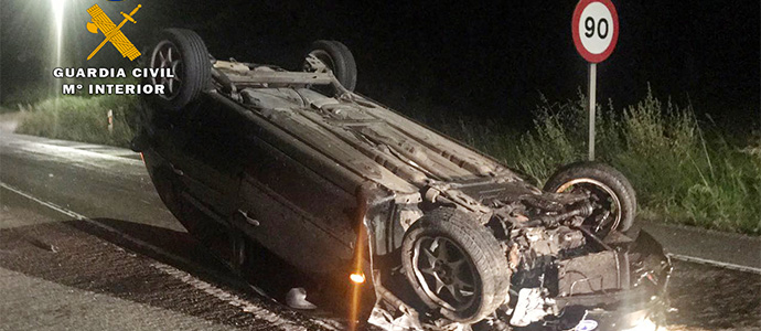 Se da a la fuga, sufre un accidente, da positivo en alcoholemia y no tena carn