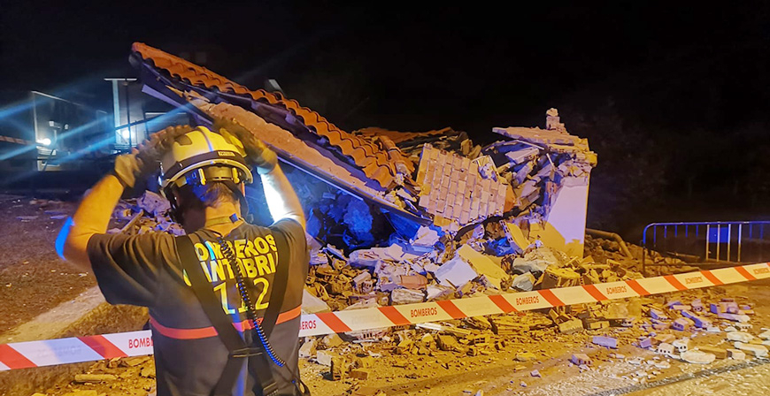 Se derrumba un edificio municipal en Sarn con una decena de jvenes dentro que salen ilesos