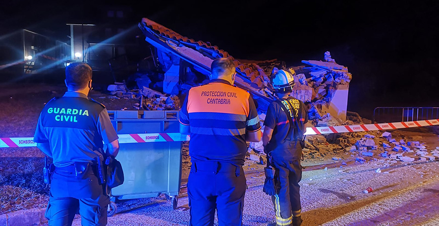 Se derrumba un edificio municipal en Sarn con una decena de jvenes dentro que salen ilesos