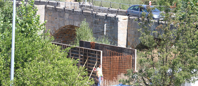 Se reanuda la construccin de la pasarela peatonal sobre el ro Hjar