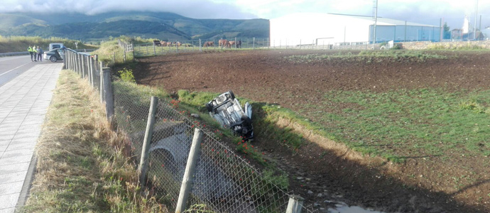 Se sale de la carretera en la circunvalacin de Reinosa y cae en una zanja