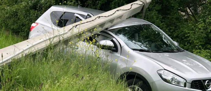 Se sale de la va en Monegro y colisiona contra un poste que cae sobre un vehculo camuflado de la Guardia Civil