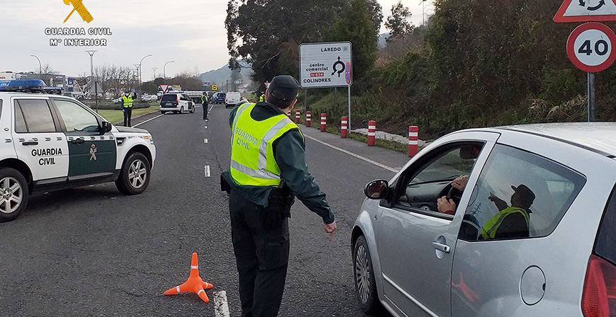Se salta un control por el confinamiento perimetral y es detenido tras casi atropellar a un guardia civil