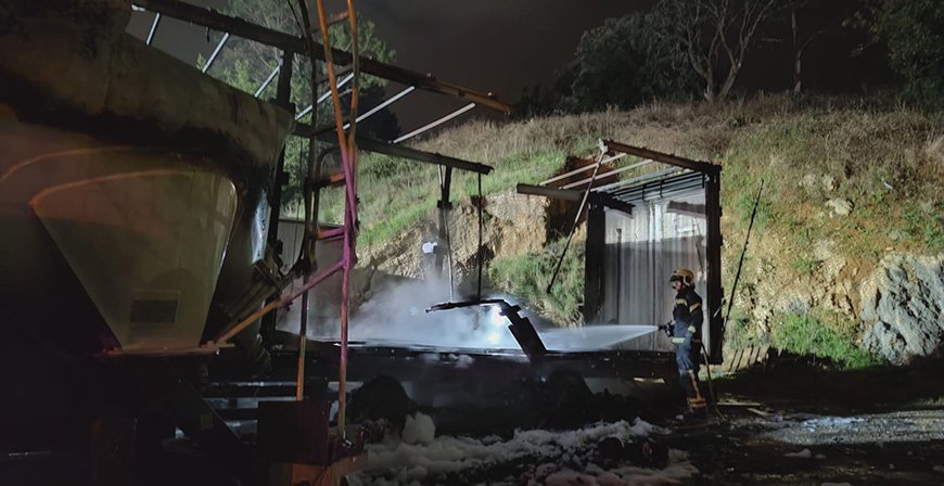Seis camiones sufren daos por fuego en una explanada de una empresa de transportes en Villaescusa