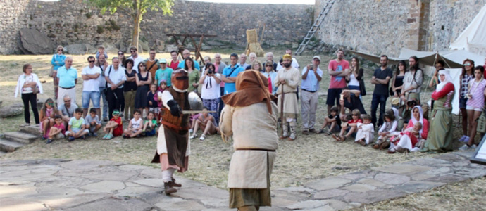 Seores, damas y caballeros asaltarn la fortaleza 