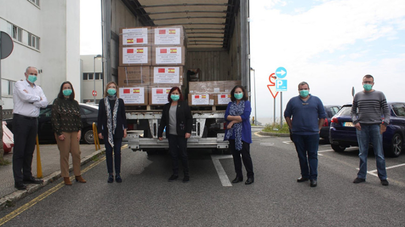 El Servicio Cntabro de Salud recibe 670.000 mascarillas, 30.000 batas y 500 buzos 
