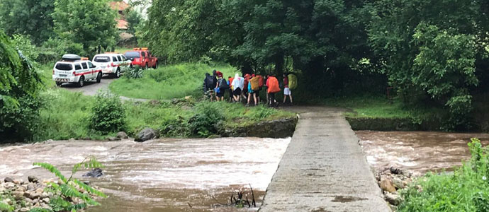 Los servicios de emergencia evacuan a 345 personas que acampaban en Rionansa 