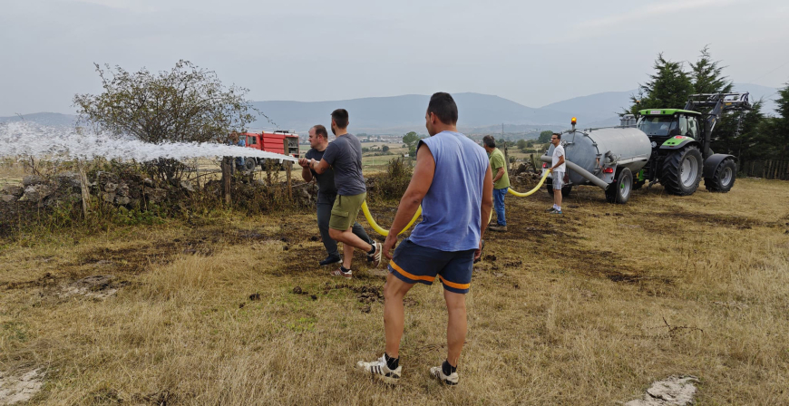 Servicios de emergencia y vecinos sofocan un incendio que amenazaba con acercarse al n�cleo urbano de Fresno del R�o
