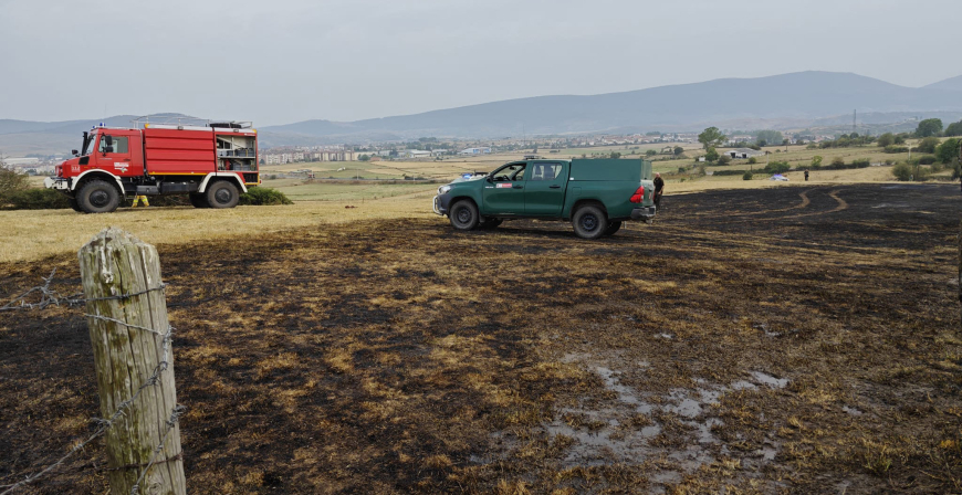 Servicios de emergencia y vecinos sofocan un incendio que amenazaba con acercarse al n�cleo urbano de Fresno del R�o
