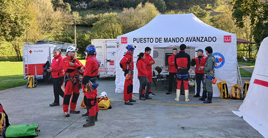 Setenta efectivos participan en un simulacro de espeleosocorro en la comarca del As�n