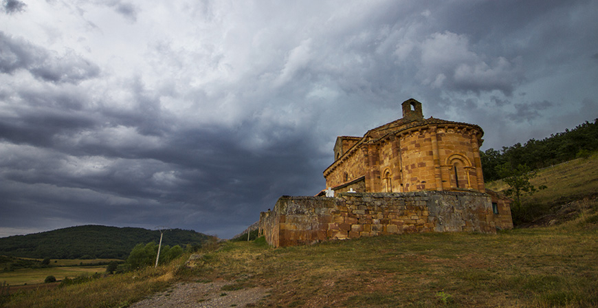 Setenta personas aprenden cmo interpretar el edificio romnico visitando varios templos de Palencia y Cantabria