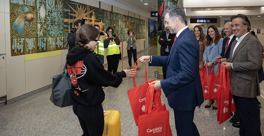 El Seve Ballesteros recibe el primer vuelo Lanzarote-Santander, la nueva ruta operada por Binter