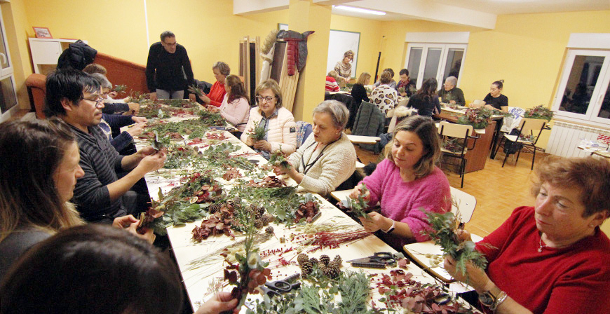 'Siempreprimavera' se adelanta al Carnaval para impartir un taller de mscaras decorativas