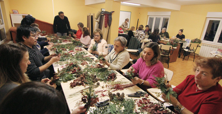 Siempreprimavera volver a impartir un taller de coronas de Navidad en Reinosa 