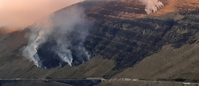 Sigue activo el incendio forestal de Vega de Pas y otro ms en San Roque de Riomiera