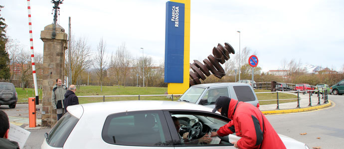 Los sindicatos de Gerdau reparten una nota informativa por la muerte de un trabajador en Azkoitia