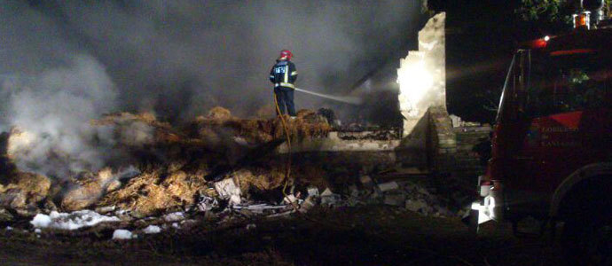 Sofocado el incendio de un pajar en Mata de Hoz