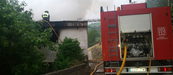 Sofocan un incendio en una casa abandonada de Molledo 