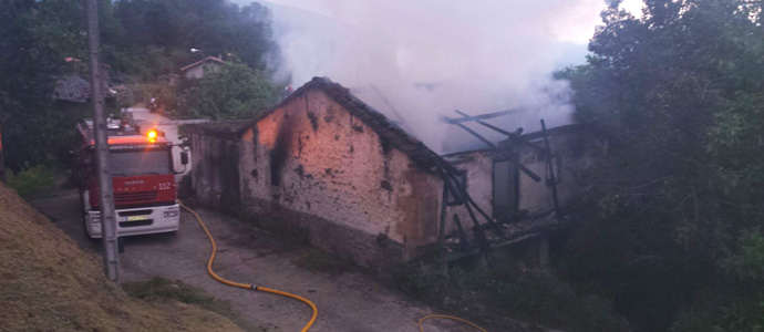 Sofocan un incendio en una casa abandonada de Molledo 