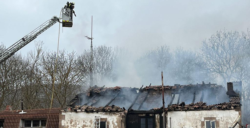 Sofocan el incendio que ha arrasado una vivienda en Campoo de Suso