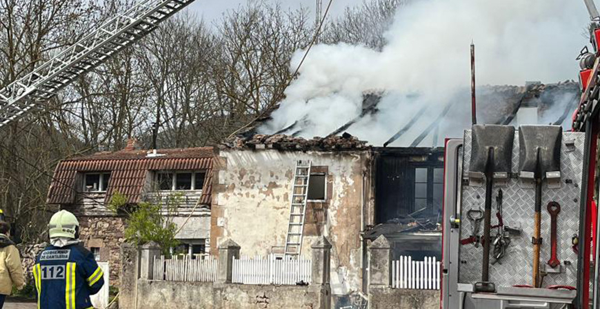 Sofocan el incendio que ha arrasado una vivienda en Campoo de Suso