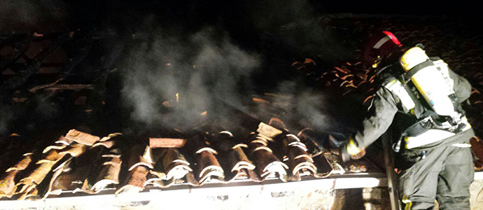 Sofocan un incendio en una vivienda de San Miguel de Aguayo