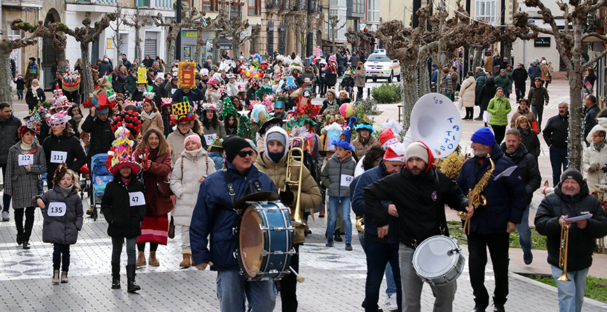 Los sombreros m�s originales volvieron a desfilar por Reinosa
