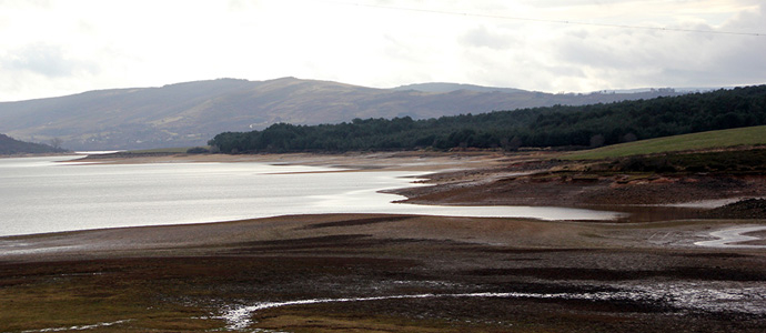 Sube el nivel del Pantano del Ebro, aunque lo hace muy despacio